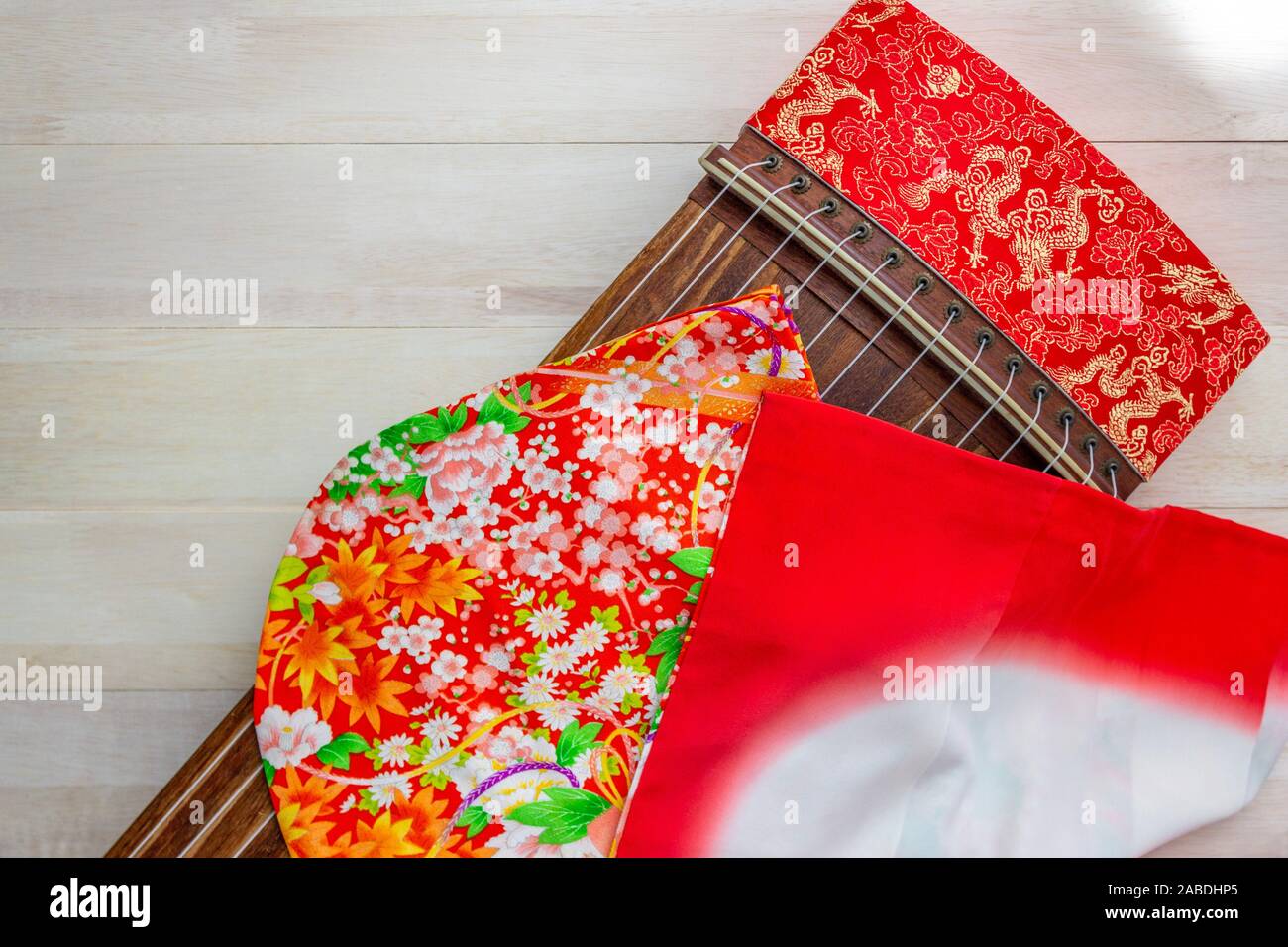 KOTO, Japanische Harfe mit Kimono. Traditionelle japanische Instrument. Stockfoto