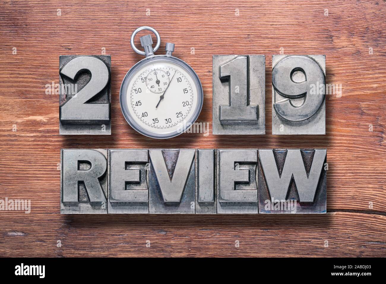 2019 Review Phrase kombiniert auf Vintage lackierten Holz- Oberfläche mit Stoppuhr innen Stockfoto