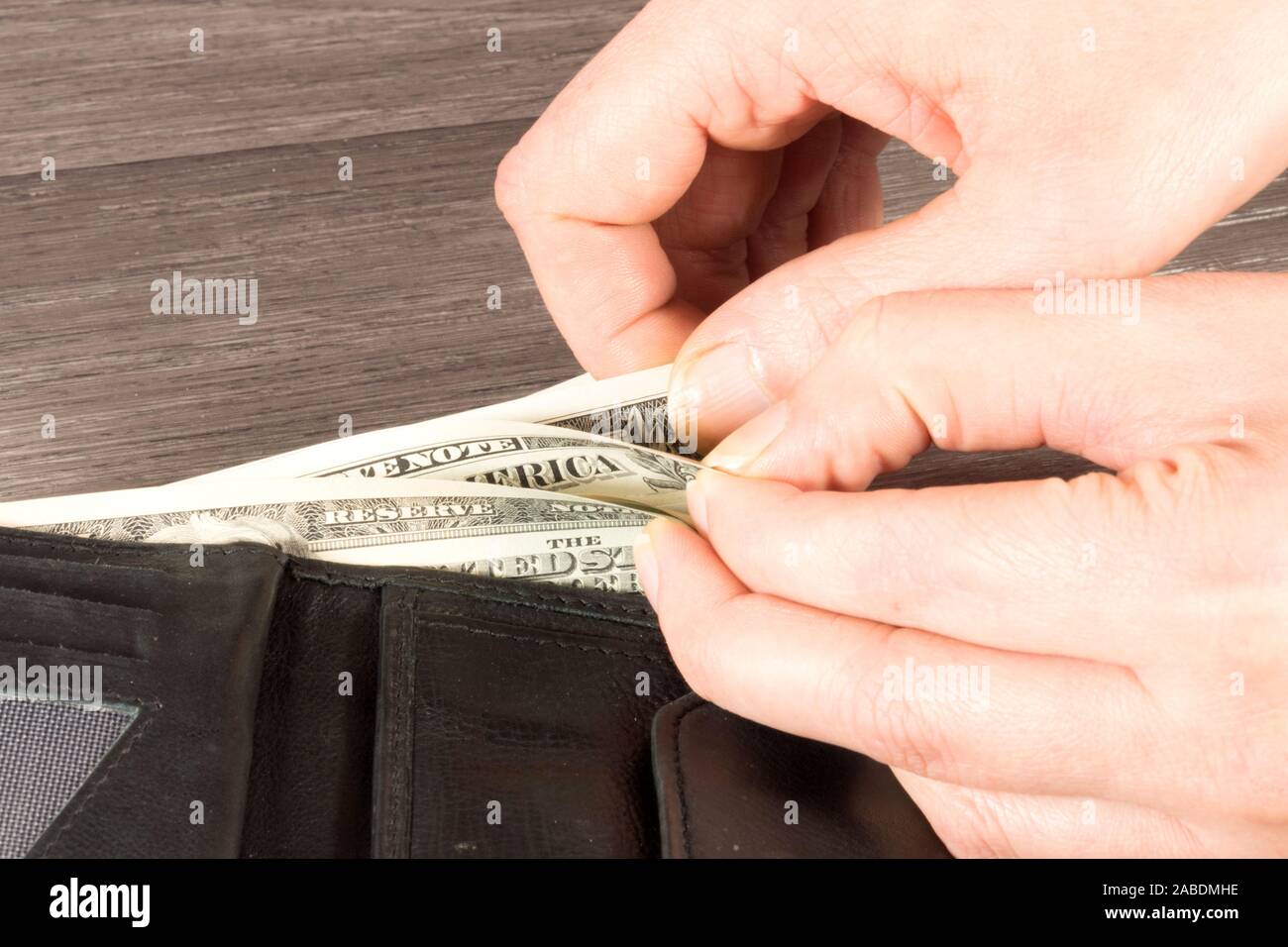 Geldbeutel und Dollarscheine Stockfoto