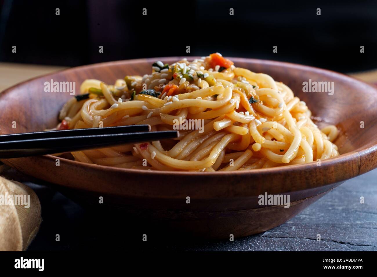 Essen Chinesische Gemüse lo mein Nudeln mit Stäbchen Stockfoto