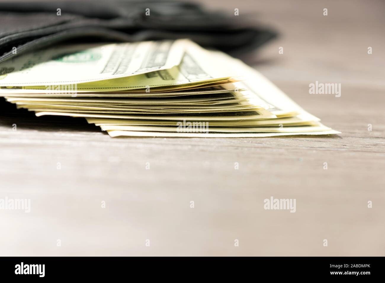 Geldbeutel und Dollarscheine Stockfoto