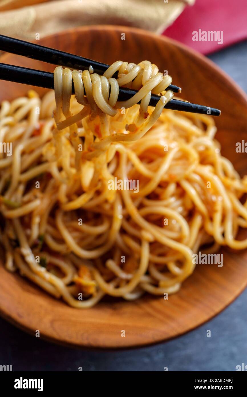 Essen Chinesische Gemüse lo mein Nudeln mit Stäbchen Stockfoto