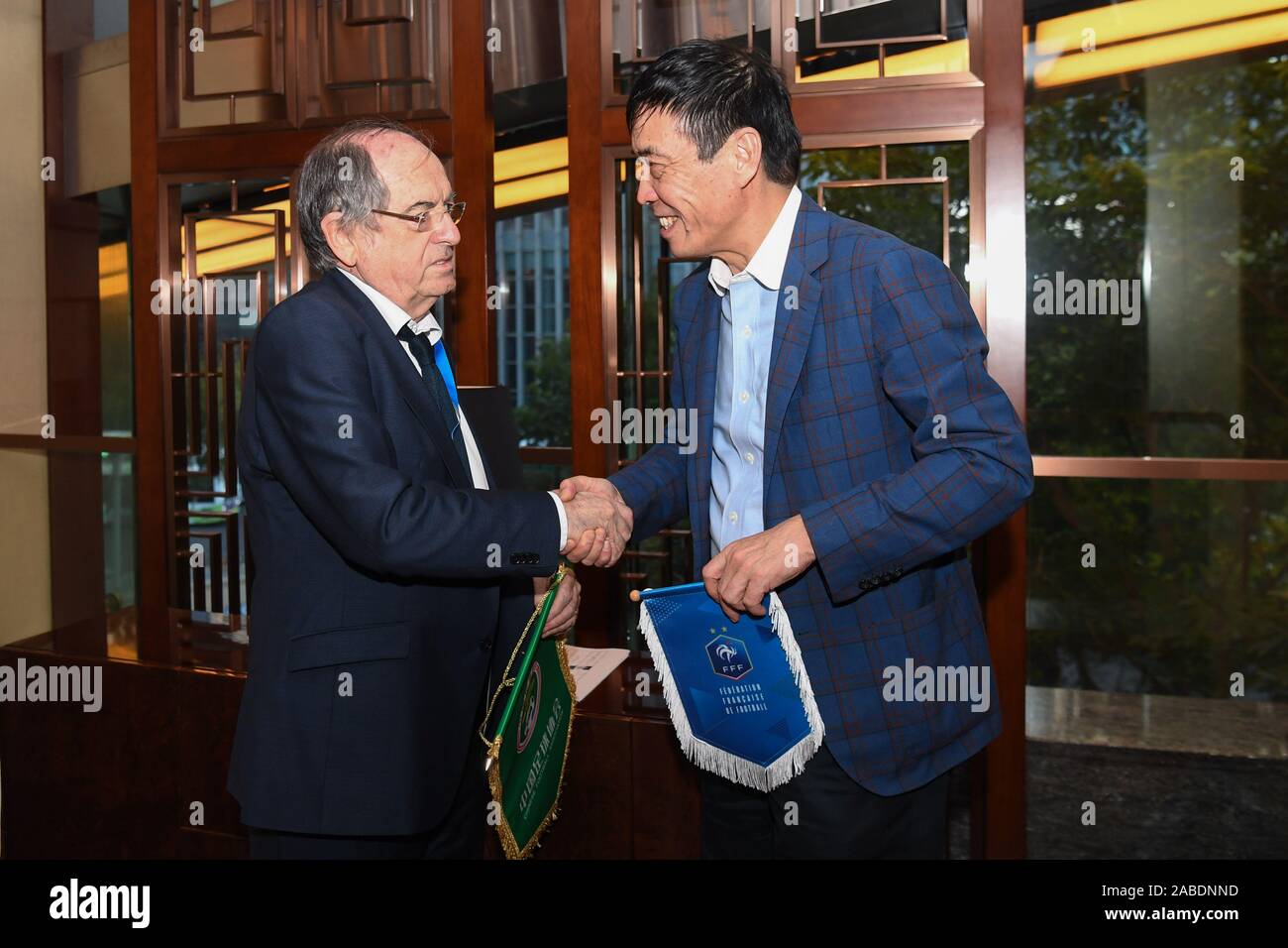 Präsident der chinesischen Football Association (CFA) Chen Xuyuan, rechts, und der Präsident der Französischen Fußball-Verband (FFF) Noel Le Tolles, Links, Mee Stockfoto
