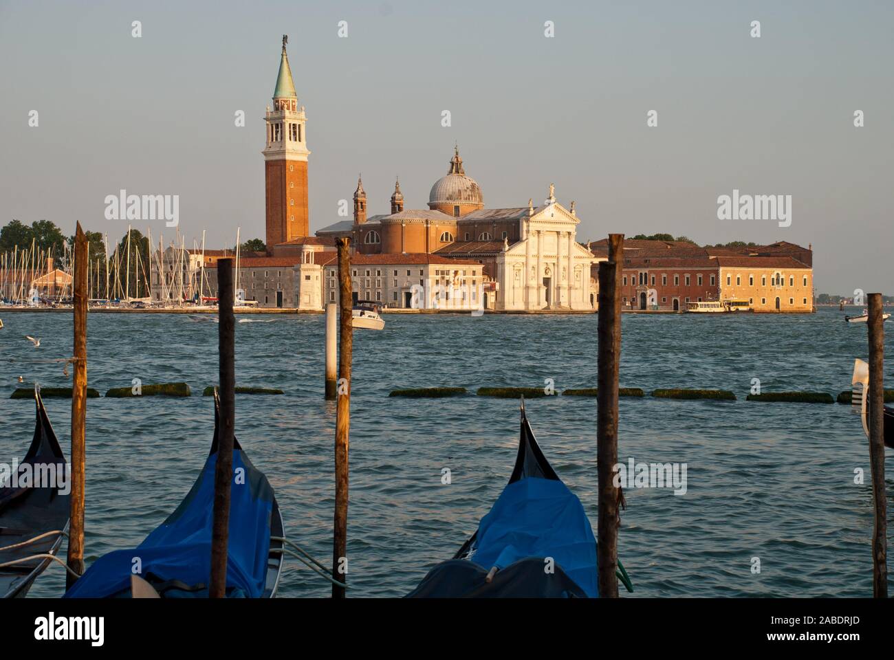 Venedig, Italien: traditionellen Gondel auf den Canal Grande und die Kirche San Giorgio Maggiore im Hintergrund, San Marco Stockfoto