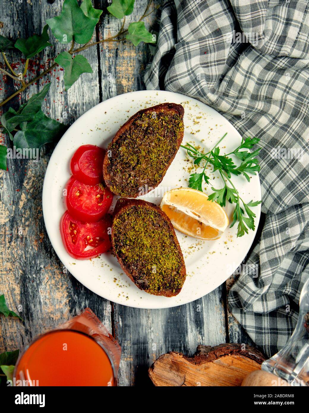 Kibbeh gefüllt Frikadelle türkische ichli Köfte mit Bulgur, Hackfleisch, Zwiebel Stockfoto