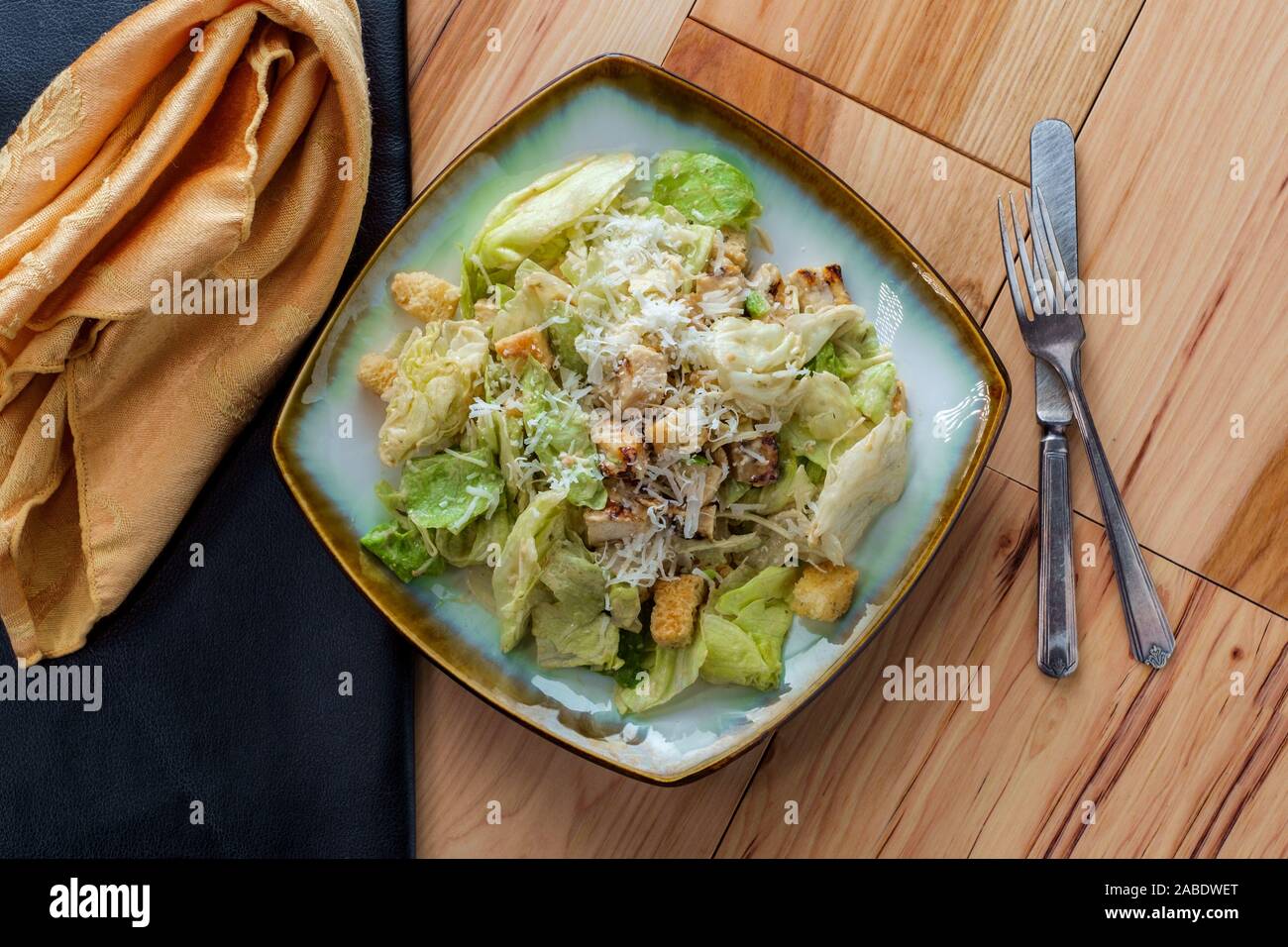 Frisch gegrillte Hühnchen Caesar Salat mit Croutons und Parmesan Stockfoto