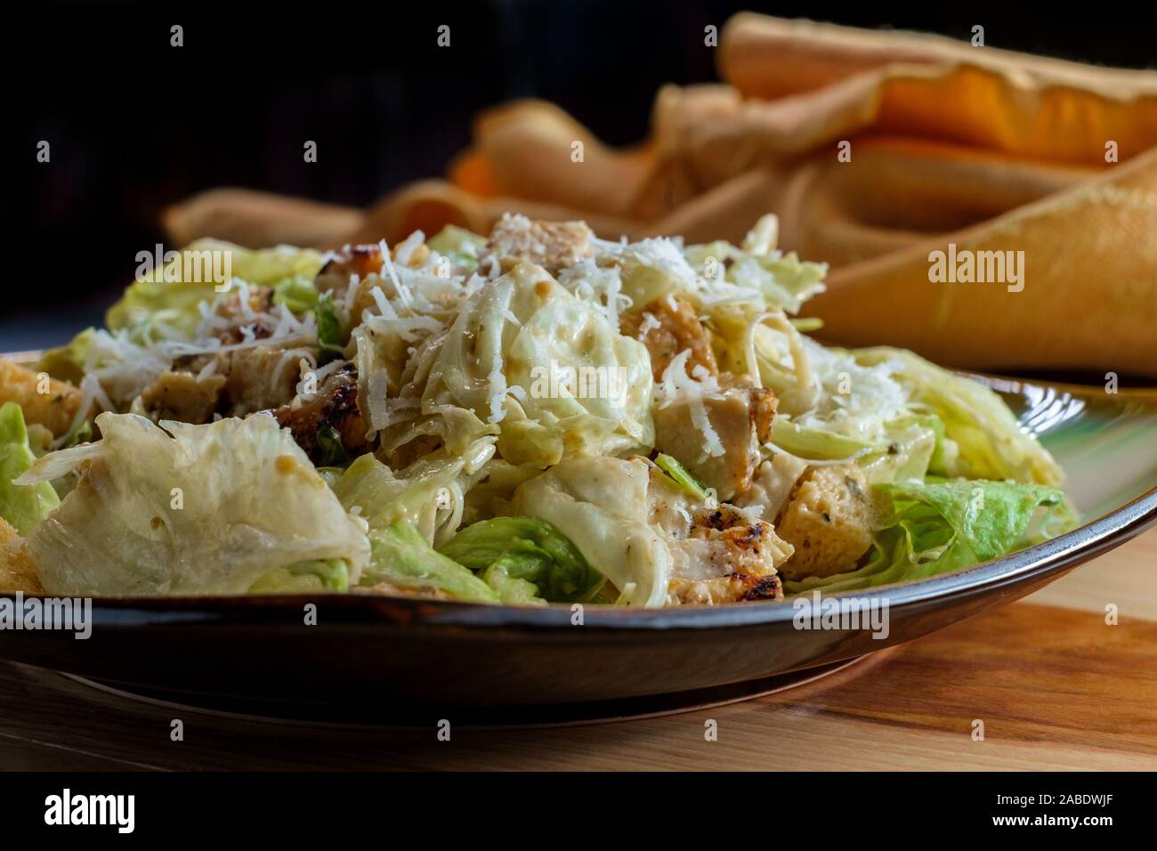 Frisch gegrillte Hühnchen Caesar Salat mit Croutons und Parmesan Stockfoto