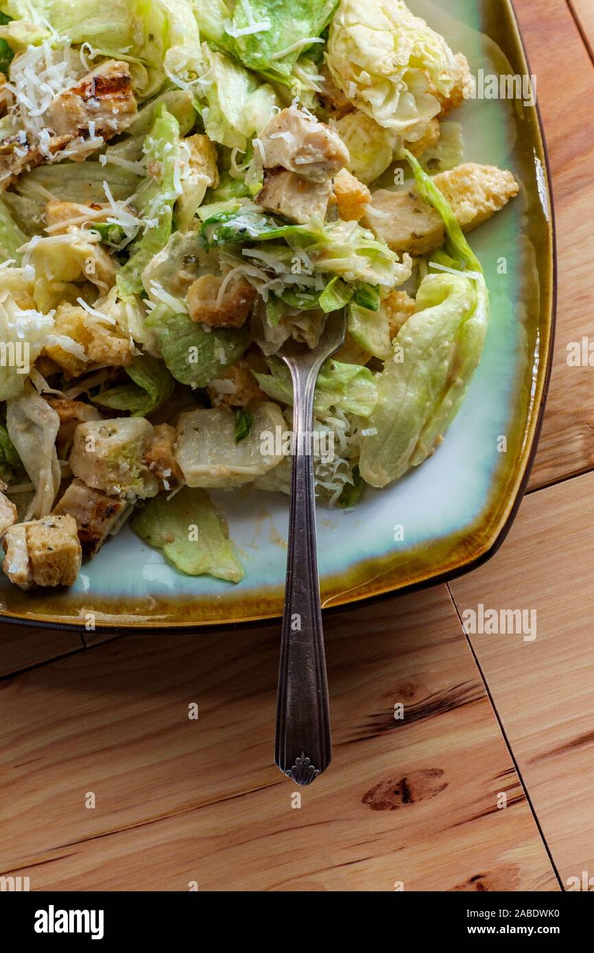 Frisch gegrillte Hühnchen Caesar Salat mit Croutons und Parmesan Stockfoto