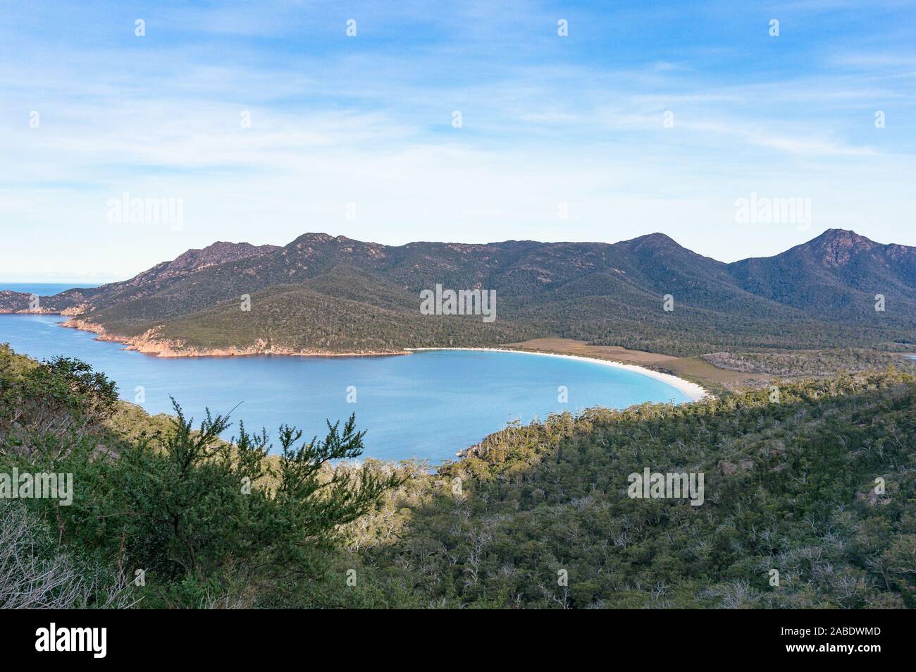 Panoramaaussicht auf wunderschönen Wineglass Bay Strand von Mount Amos. Freycinet National Park, Australien Stockfoto
