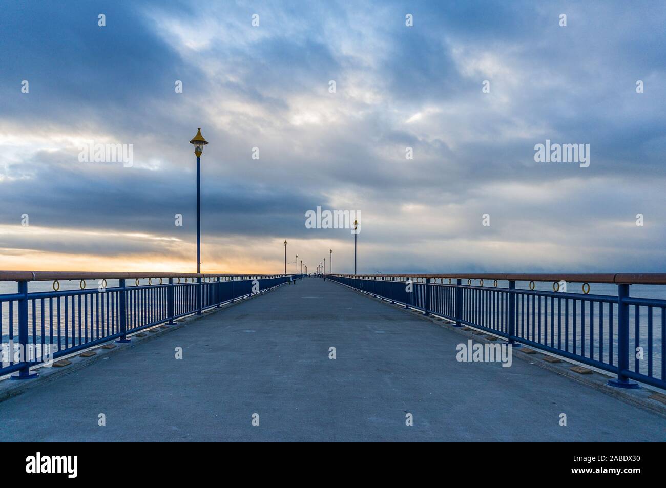 Blick auf New Brighton Pier auf den Sonnenaufgang. Christchurch, Neuseeland Stockfoto