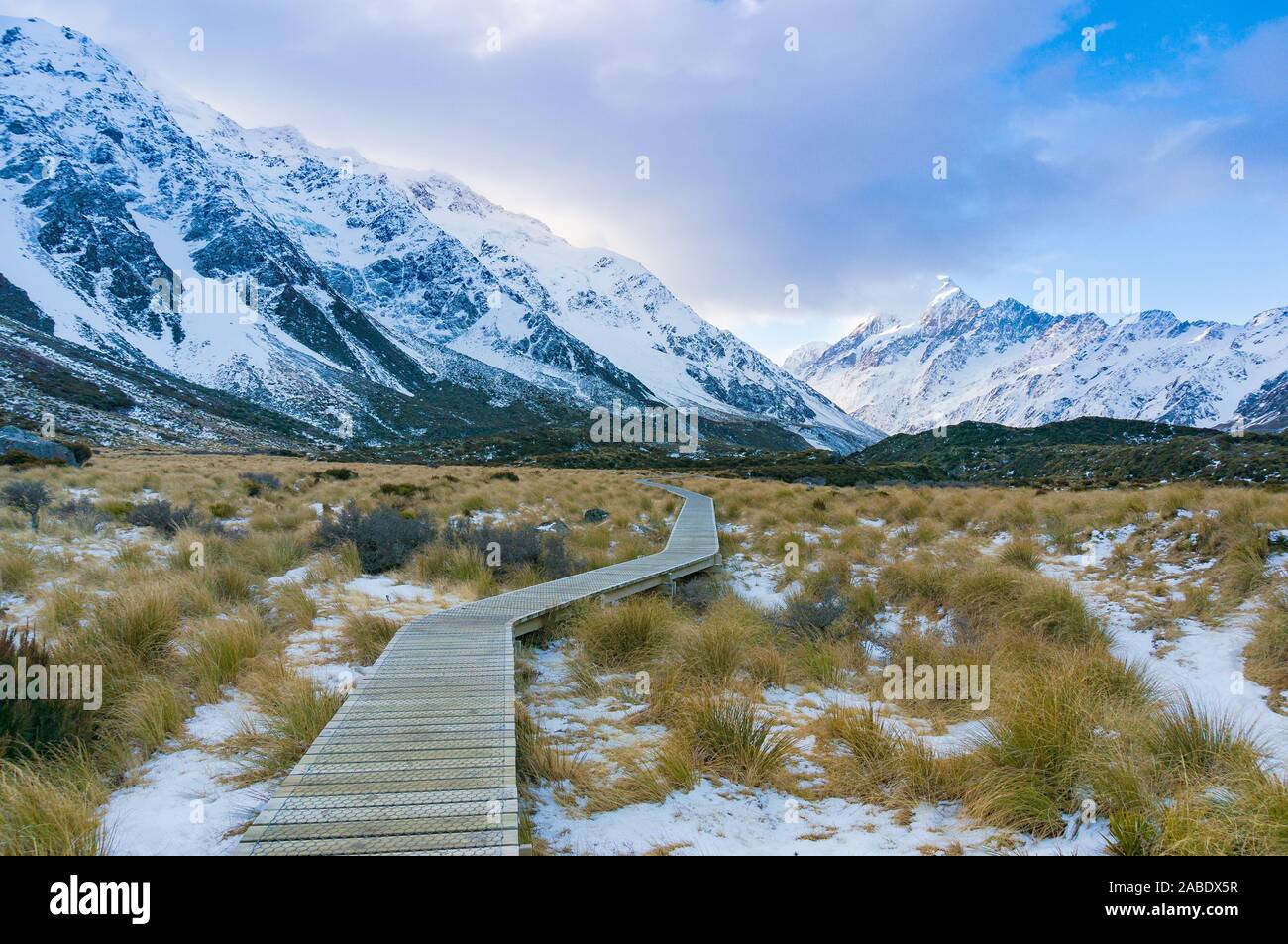 Hooker Valley walkpath unter Schnee Berge und den Mount Cook, Aoraki. Neuseeland Stockfoto