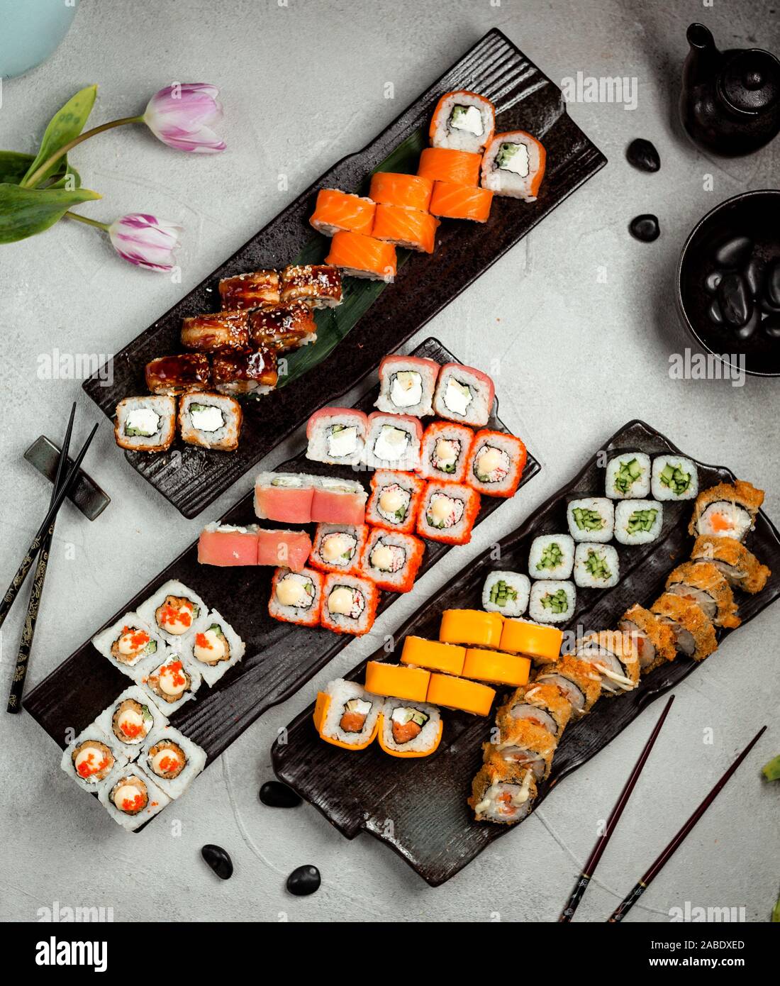 Sushi Sets mit Aal, Lachs, Thunfisch, Nori und heiße Sushi Stockfoto