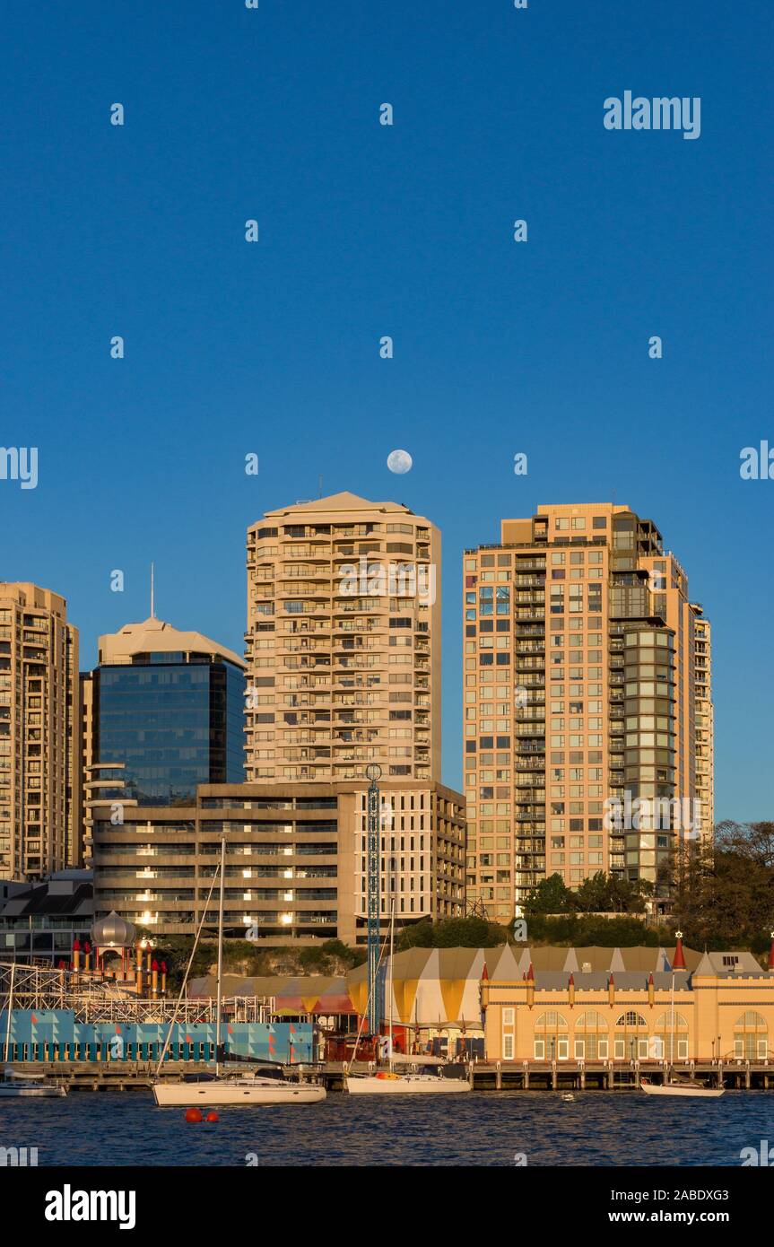 Milsons Point skyline ar Goldenen Stunde wih Vollmond über Gebäude und Lavendel Bucht mit Yachten. Sydney, Australien Stockfoto