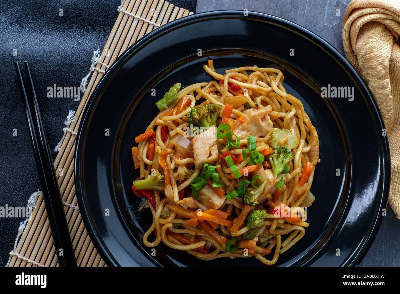 Essen Chinesisches Huhn Chow Mein Nudeln mit Stäbchen Stockfoto