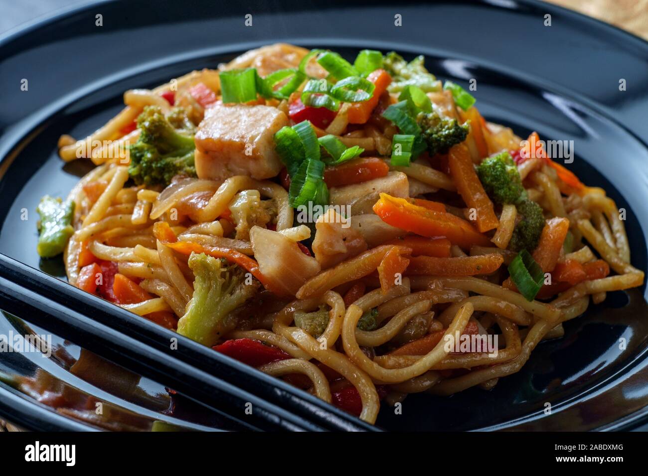 Essen Chinesisches Huhn Chow Mein Nudeln mit Stäbchen Stockfoto