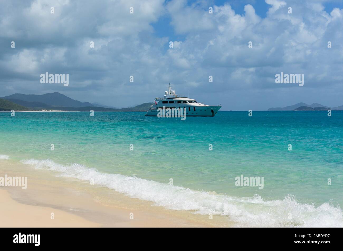 Kreuzfahrt Schiff, Schiff mit tropischen Strand im Vordergrund. Sommer Kreuzfahrt Stockfoto