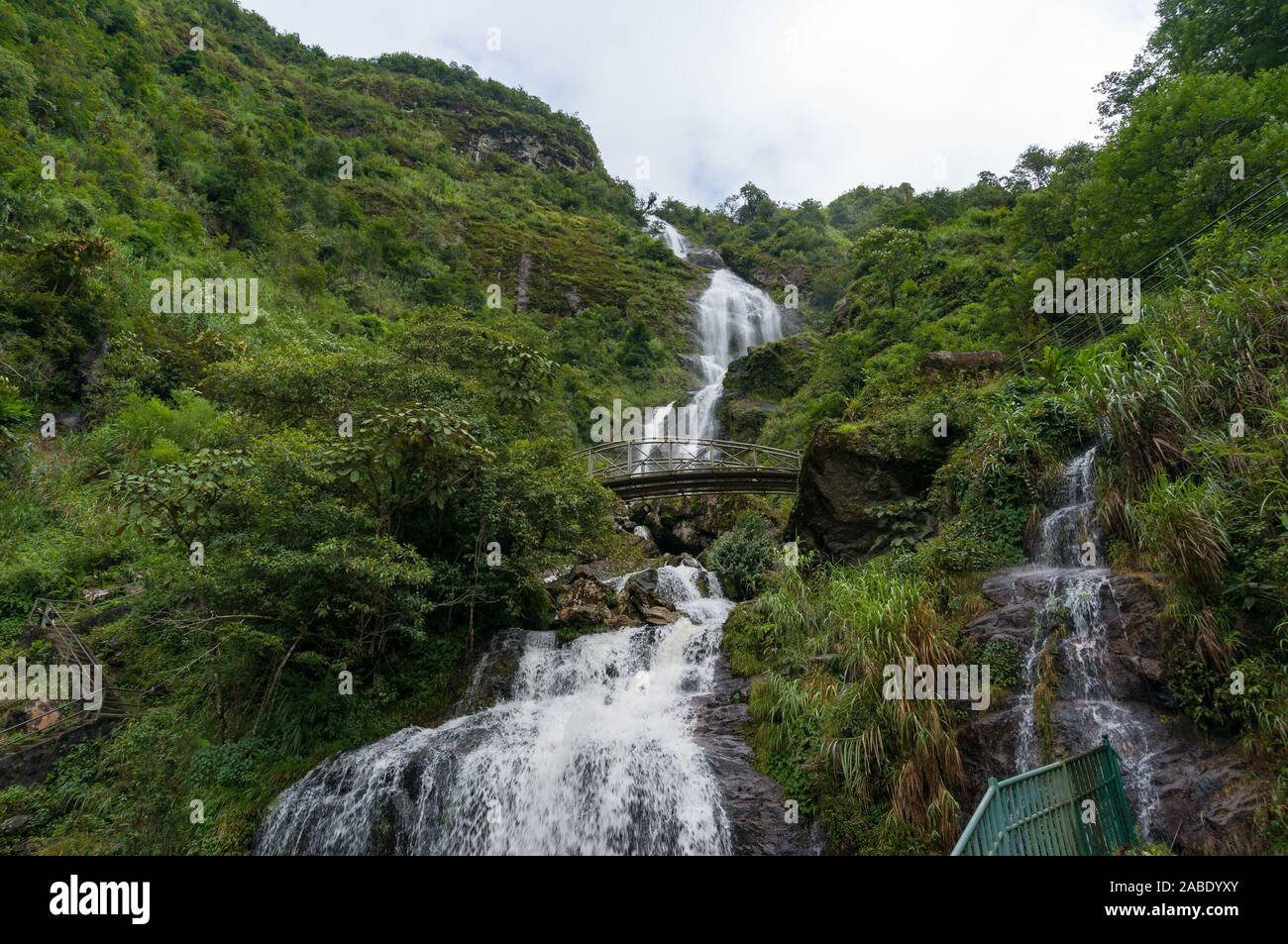 Silber Wasserfall mit touristischen Bogenbrücke an einem sonnigen Tag. Natur Landschaft Hintergrund Stockfoto