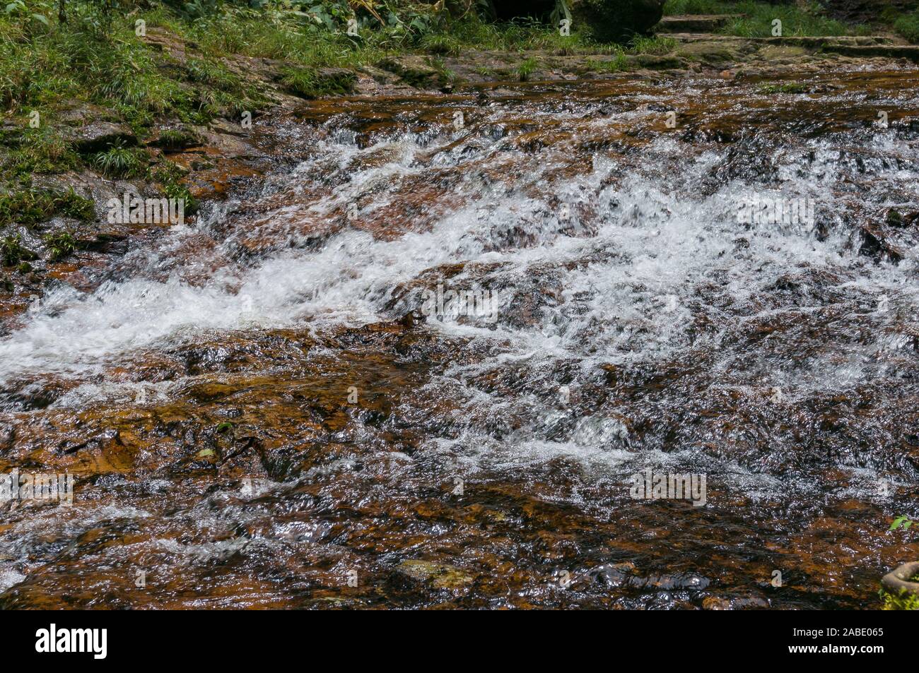 Rapid river stream über Felsen fließt. Natur Hintergrund Stockfoto