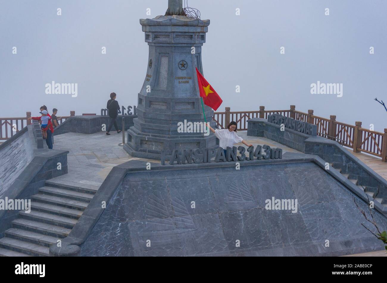 SaPa, Vietnam - 20. August 2017: asiatische Touristen mit vietnamesischen Flagge auf Fansipan Gipfel Stockfoto