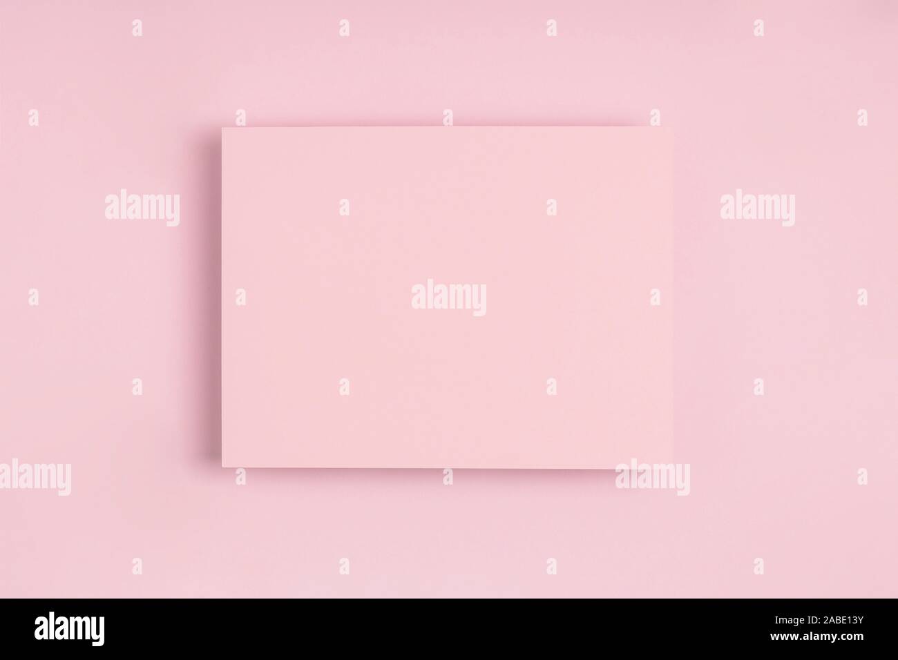 Minimale frame geometrischen Zusammensetzung mock up. Leeres Blatt rosa Papier Postkarte auf zarten Pastelltönen Hintergrund. Template design Einladungskarte. Ansicht von oben, flach, kopieren. Horizontale Ausrichtung. Stockfoto