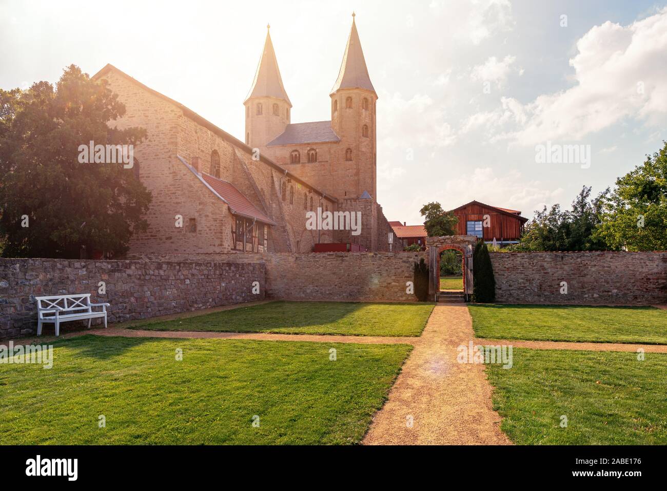 Historischer Klostergarten bei schönem Sommerwetter Stockfoto