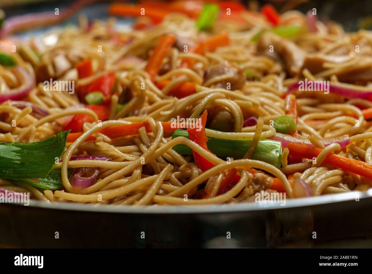 Indische frittierte Chow Mein Hakka Nudeln mit Huhn rühren Stockfoto