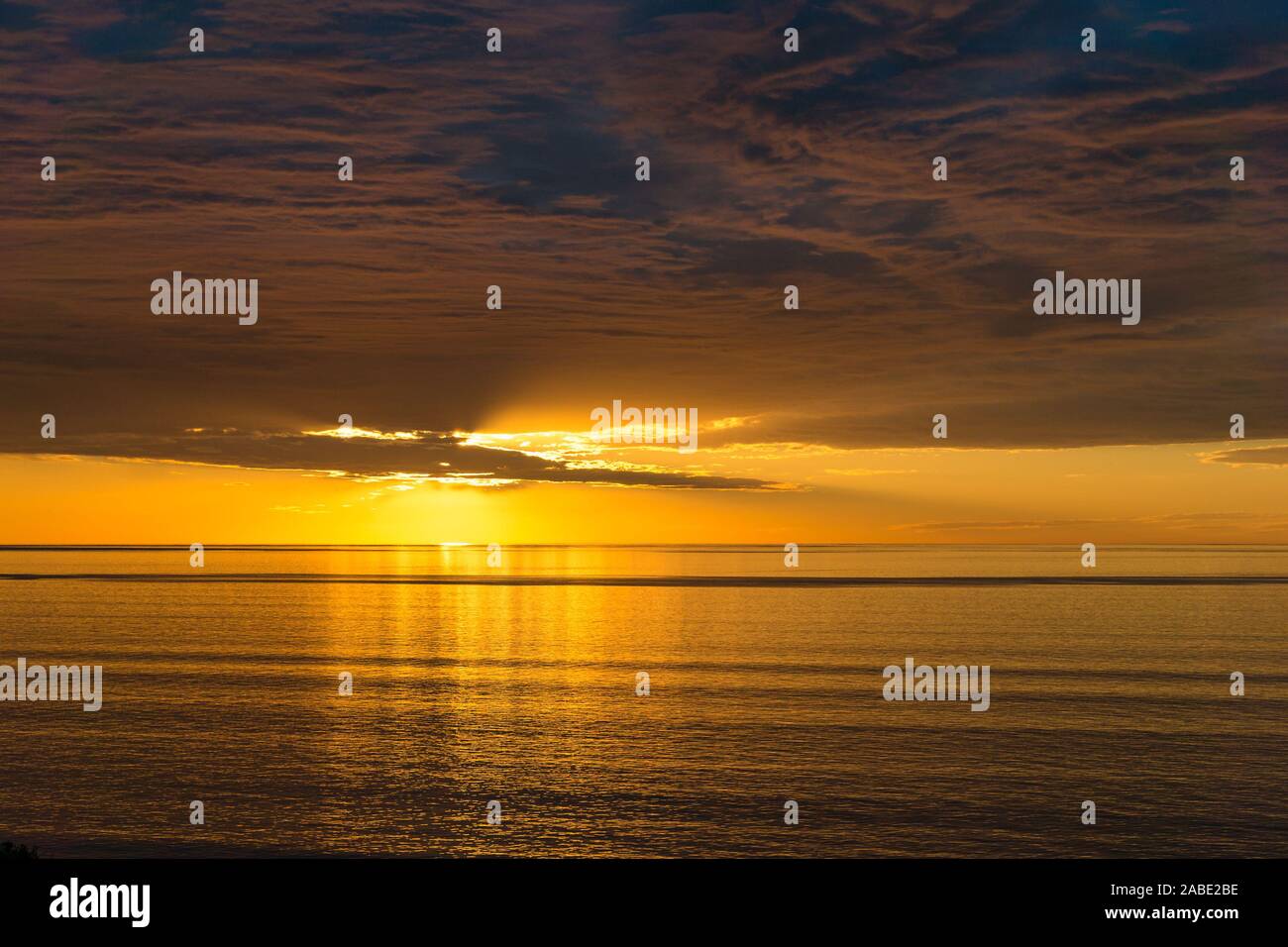 Spektakuläre Sonnenuntergänge Natur Hintergrund mit bunten romantische Himmel und bunten Meer Wasser Stockfoto