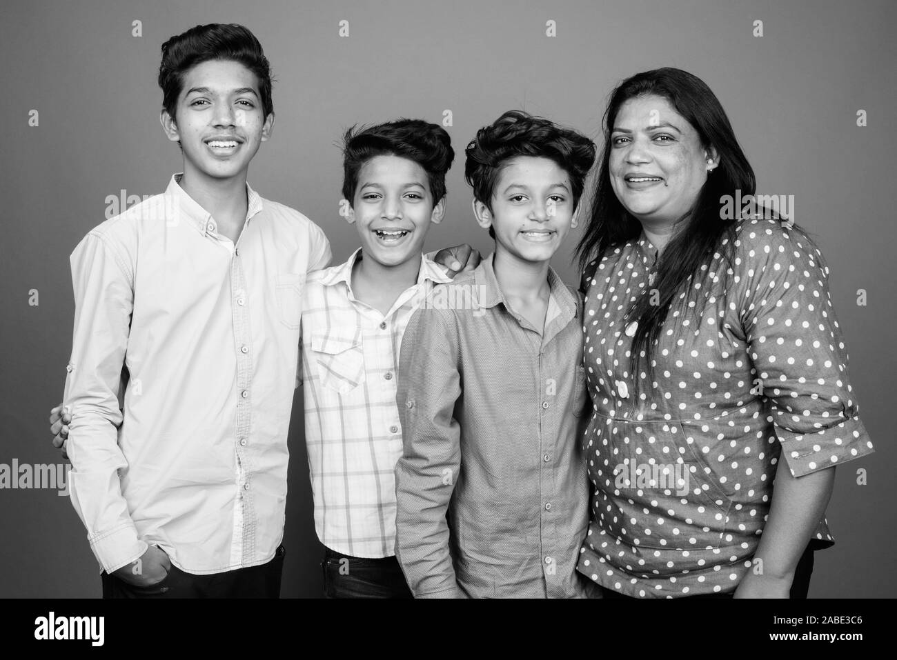 Drei jungen indischen Brüdern und ihrer Mutter zusammen Stockfoto