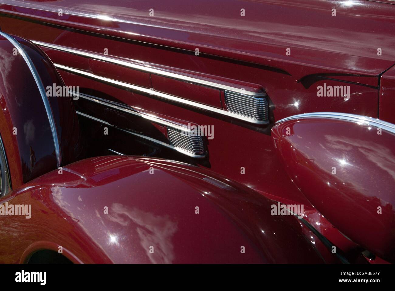 Bei einer benutzerdefinierten Hot Rod & Antique Car Show dieses Fahrzeug war einer der vielen auf der Anzeige, dass die Menschen in der Lage waren zu sehen und die Besitzer Fragen bitten. Stockfoto