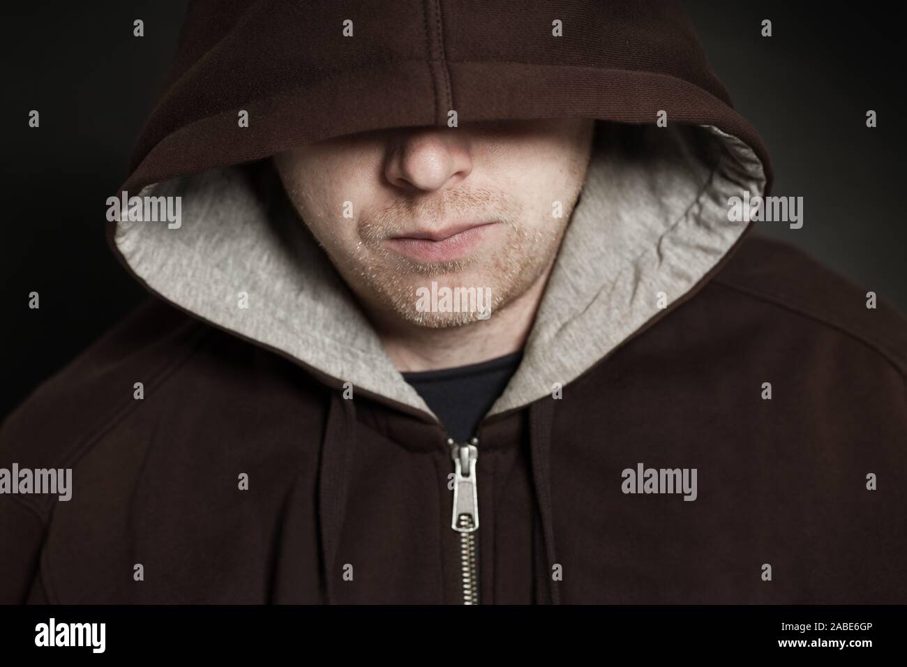 Verdächtige Menschen. Zornigen jungen Mann hoodie tragen Stockfoto