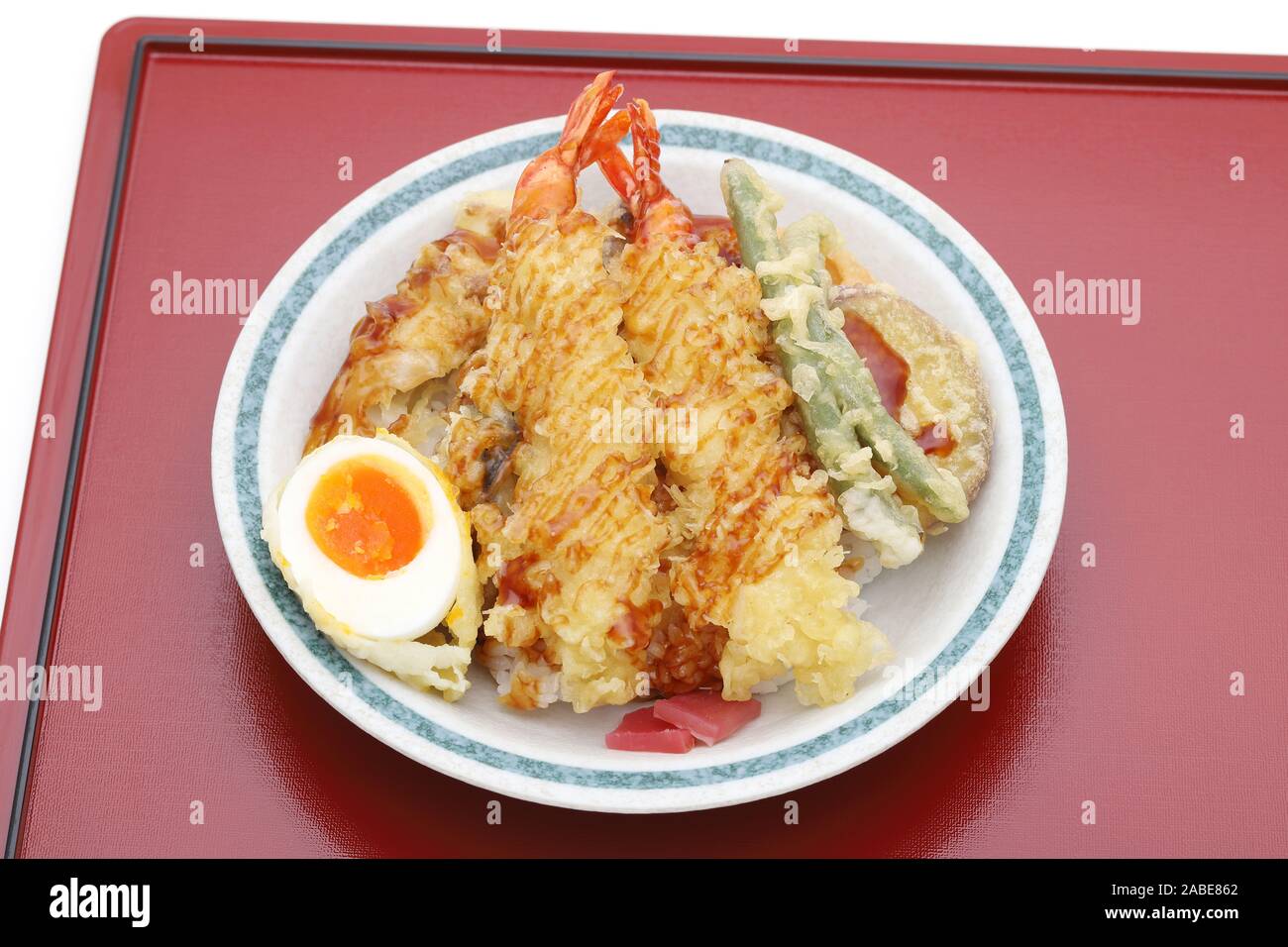Japanisches Essen Sehnen, Schüssel Reis gebratener Fisch, Garnelen, Gemüse. Stockfoto