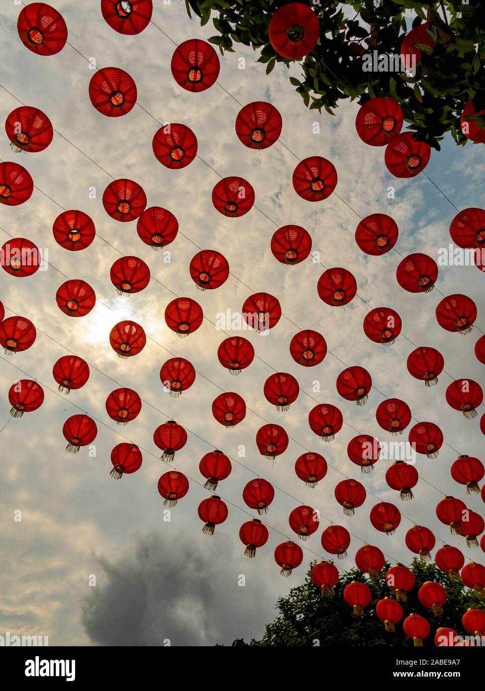 Low Angle View der Zeilen von traditionellen roten Lampions gegen den Nachmittag Himmel bei einem chinesischen Tempel. Rot ist eine festliche Farbe und mit celebrat verwendet Stockfoto