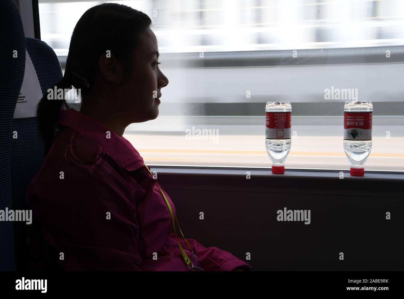 Ein Passagier zeigt, wie friedlich die getesteten Zug durch Computing zwei Flaschen Wasser mit der Oberseite nach unten auf die getesteten Zug von Hefei, Shangqiu in Hefei City Stockfoto