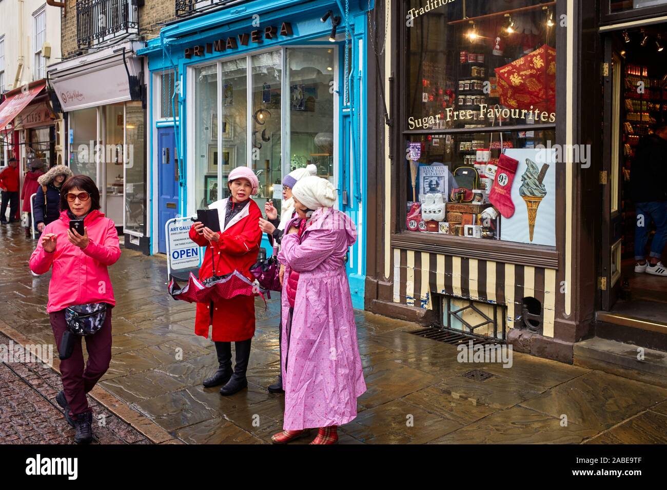 Chinesische Frauen Touristen außerhalb Olde Sweet Shoppe in Cambridge Stockfoto