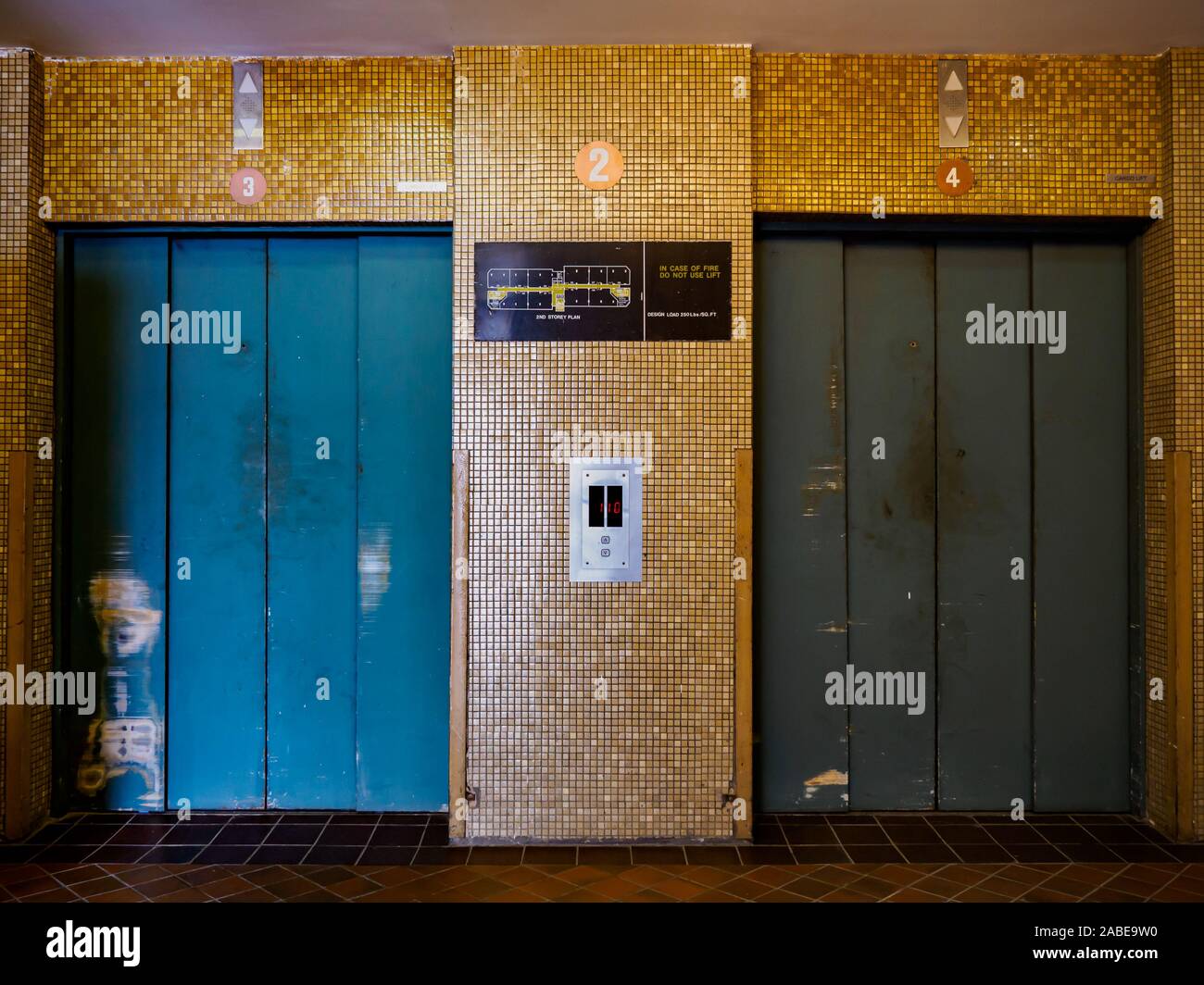 Weitwinkelaufnahme eines leeren Aufzug Lobby in einem alten Industriegebäude Stockfoto