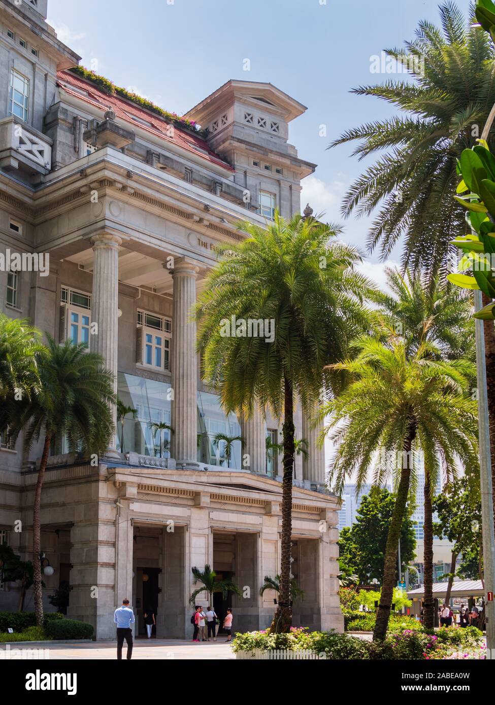 Singapur - 9. Mai 2019 - Haupteingang des Fullerton Hotel, eine historische und architektonisch bedeutsame Gebäude in tropischen Singapur. Stockfoto