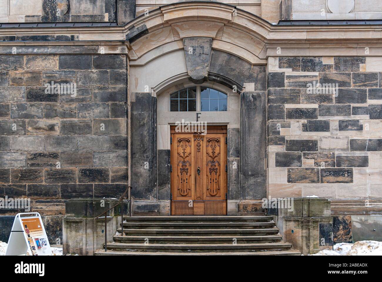 Eingang F der Frauenkirche (Kirche unserer Dame) in Dresden, Sachsen, Deutschland. Stockfoto