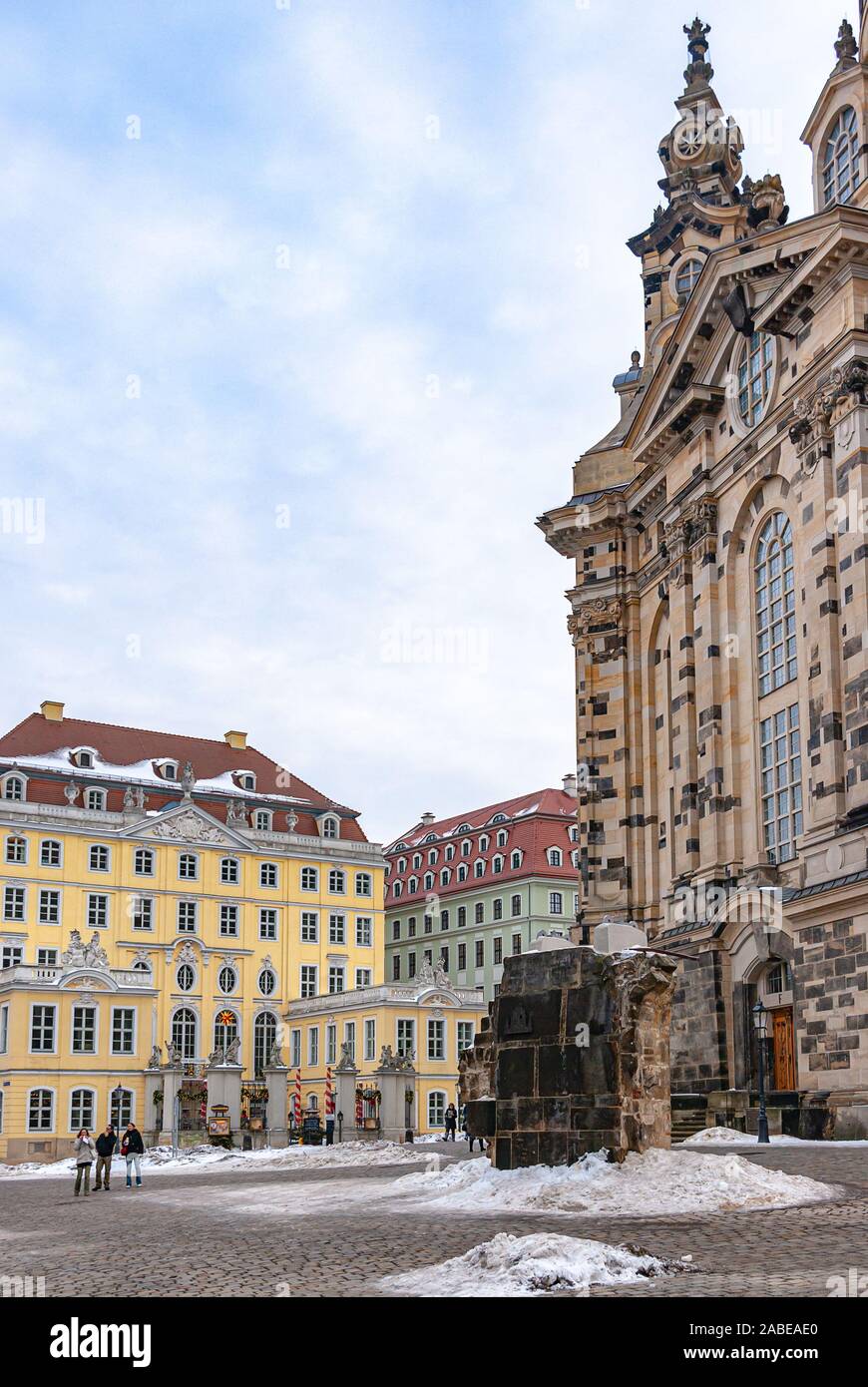 Blick über die winterliche Neumarkt hinter der Frauenkirche (Kirche unserer Dame) am Eingang F der Coselpalais (Cosel Palcace). Stockfoto