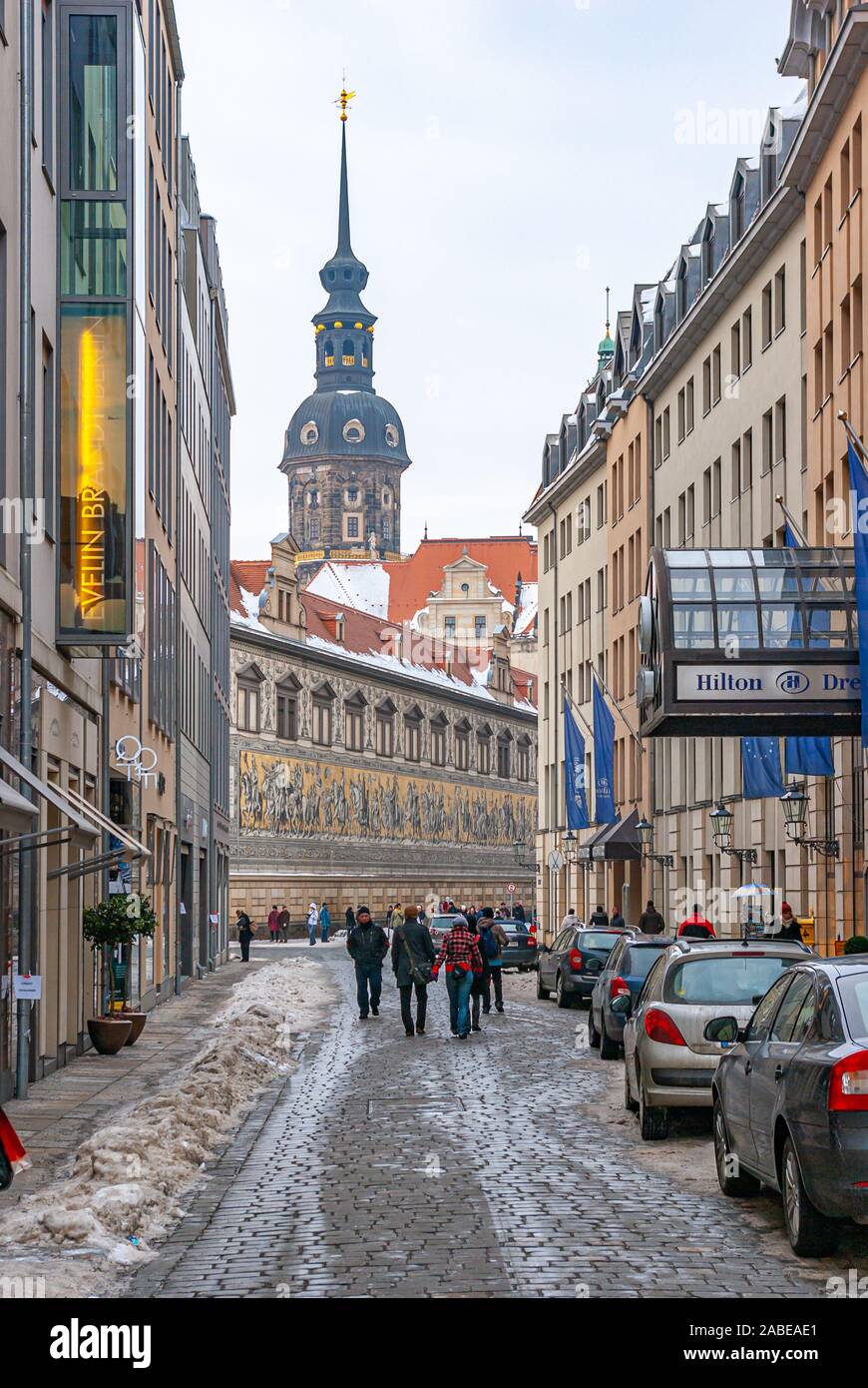Touristen Flut durch winterliche Topfer Straße vorbei das Hilton zu den berühmten fürstenzug im August Straße. Stockfoto