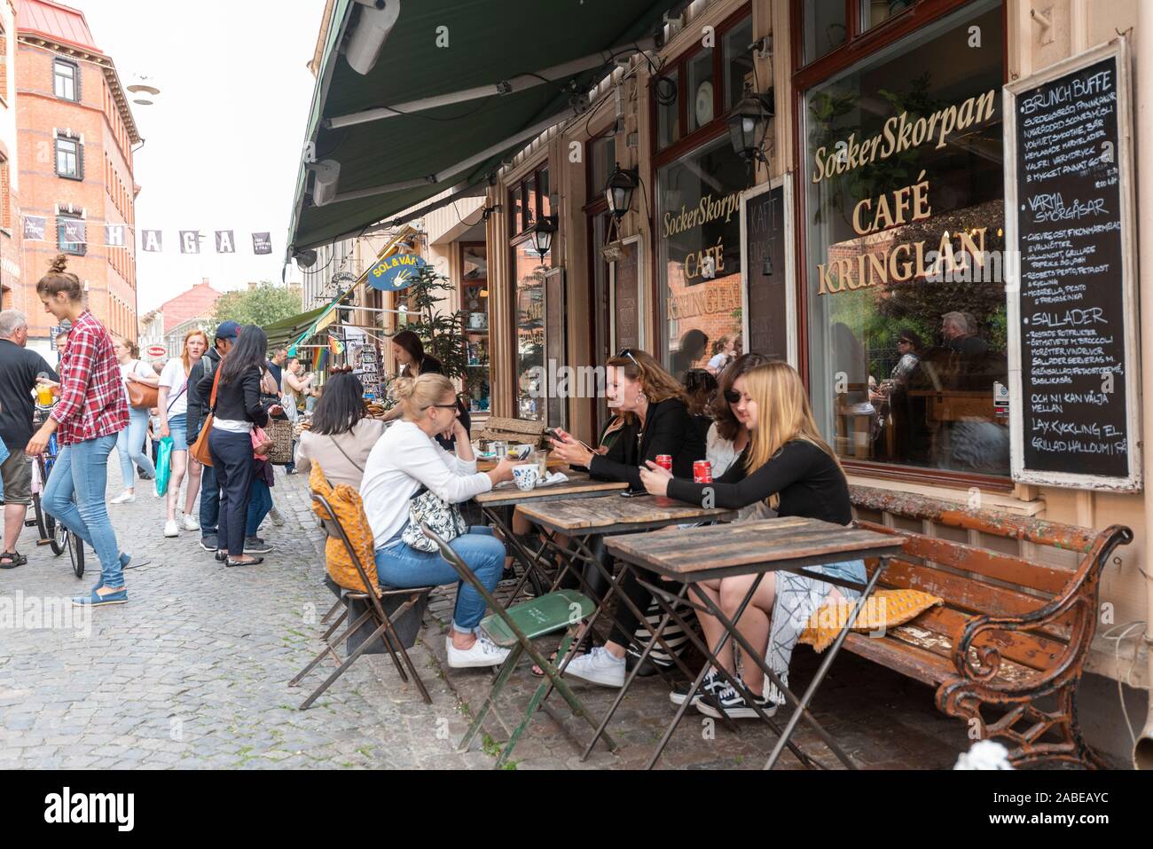 19 Juli 2019, Schweden, Göteborg: Touristen und Einheimische sitzen im Stadtteil Haga im Café Kringlan, wo Sie besonders große Zimt Schnecken kaufen können. Foto: Stephan Schulz/dpa-Zentralbild/ZB Stockfoto