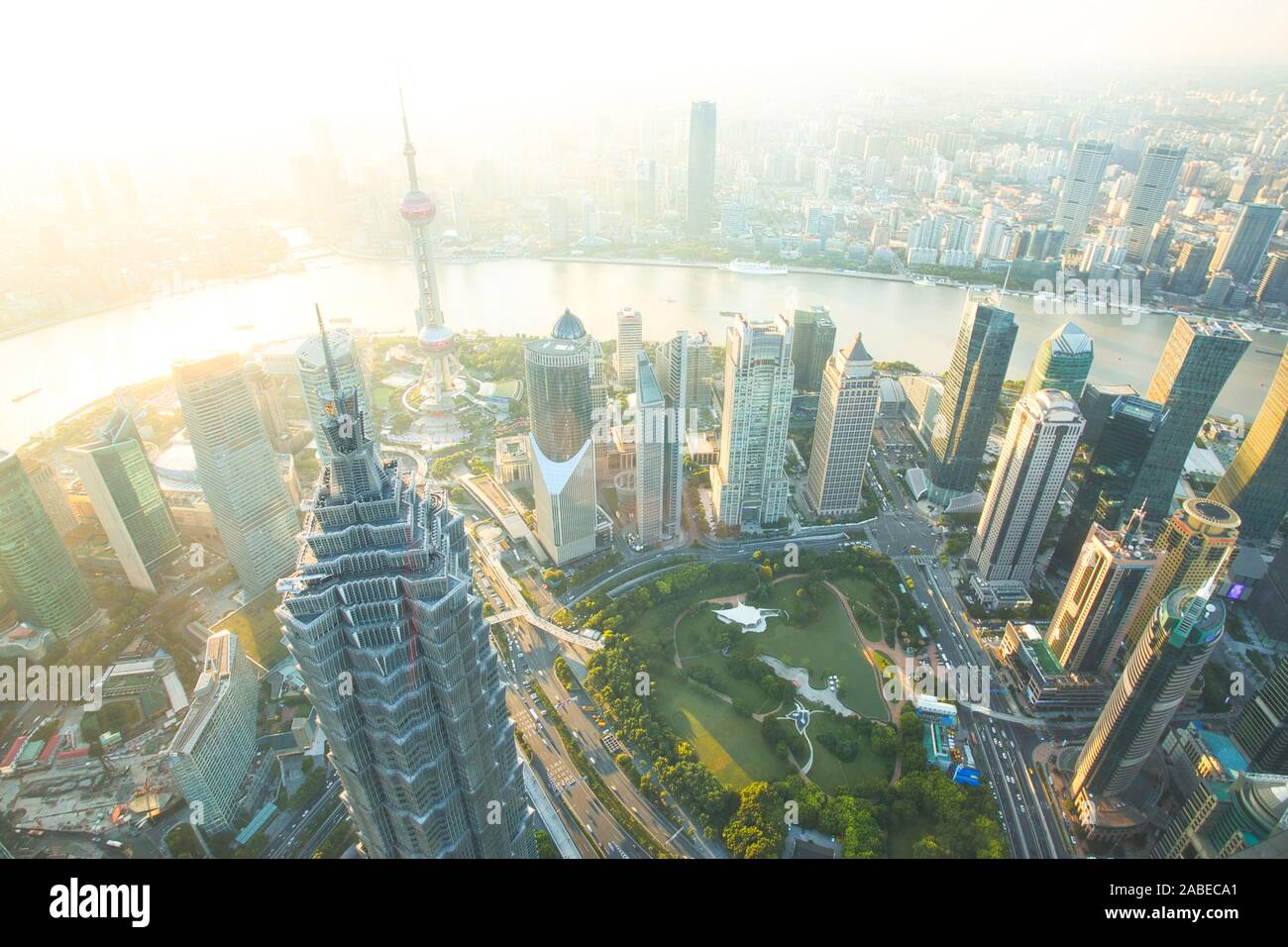 Shanghai Luftbild bei Sonnenuntergang mit städtischen Wolkenkratzer über den Fluss, China Schlüsselwörter: Shanghai, Sonnenuntergang, Stadtbild, Skyline, Asien, Antenne, Stadt, c Stockfoto