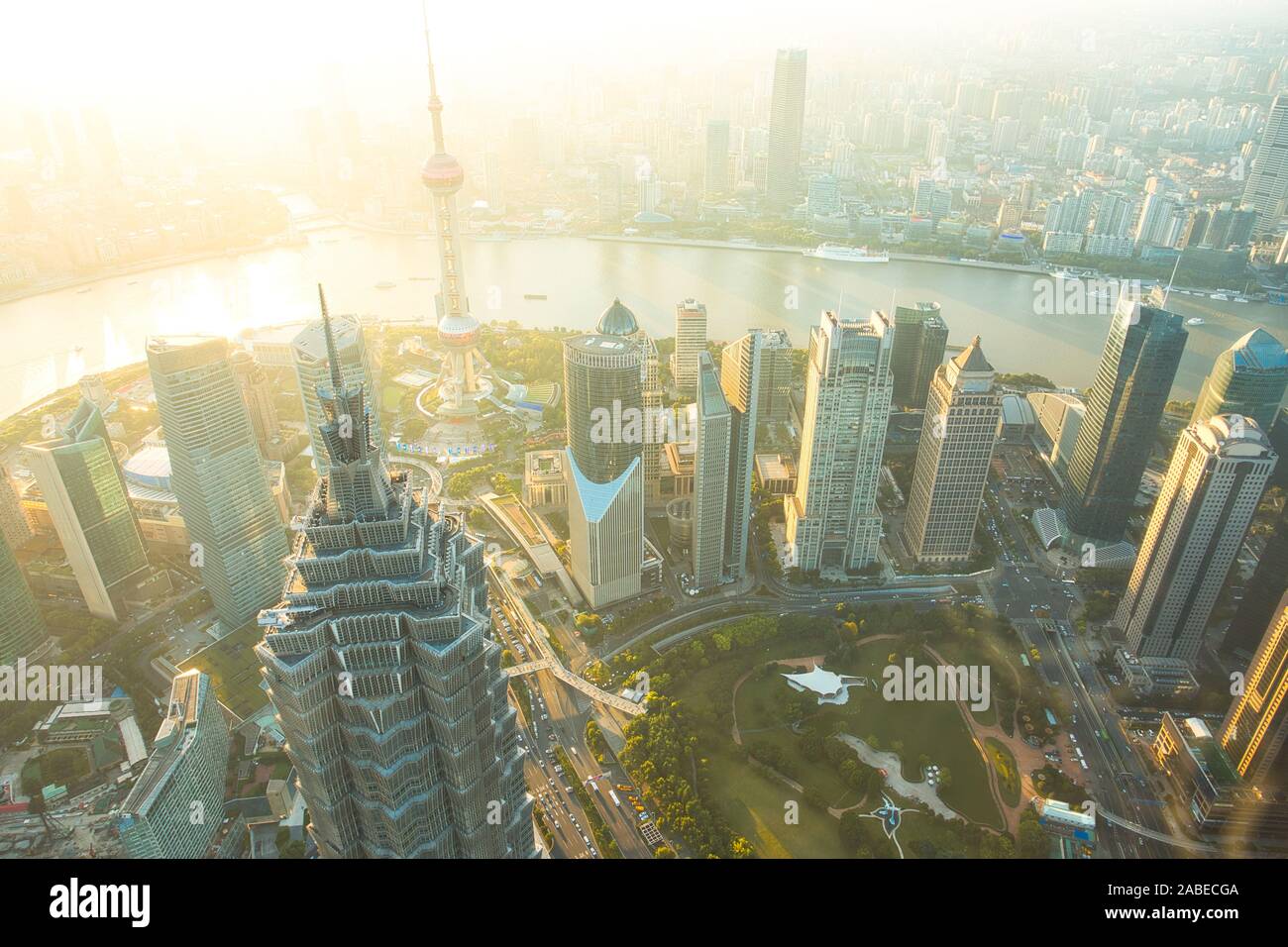Shanghai Luftbild bei Sonnenuntergang mit städtischen Wolkenkratzer über den Fluss, China Schlüsselwörter: Shanghai, Sonnenuntergang, Stadtbild, Skyline, Asien, Antenne, Stadt, c Stockfoto