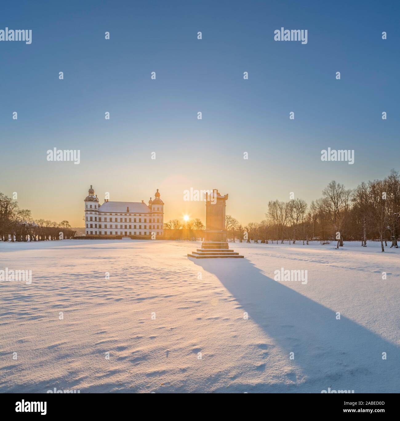 Sonnenaufgang am Skokloster Motormuseum im Winter, Uppland, Schweden, Skandinavien Stockfoto