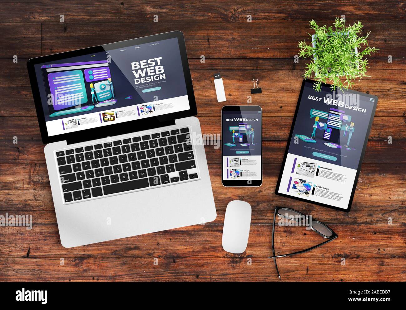 Responsive Design Website auf Geräte Draufsicht Holz- Desktop 3D-Rendering Stockfoto
