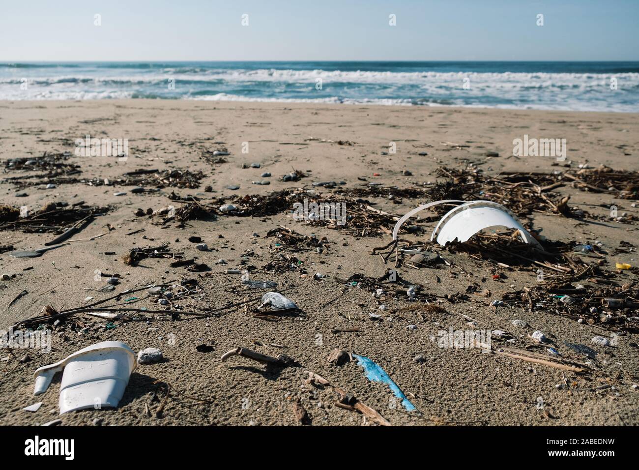 Kunststoffbehälter Verschmutzung auf die Küste über blur Hintergrund, unseren Planeten zu retten Stockfoto