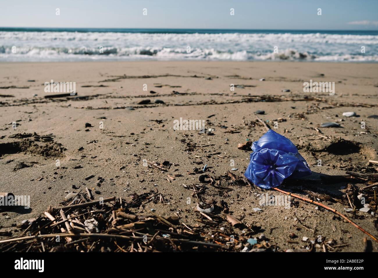 Kunststoff blau Flasche am Meer, Verschmutzung des Ökosystems Erde retten Konzept Stockfoto