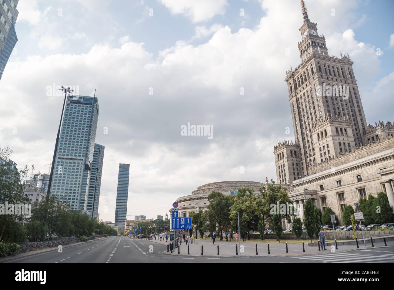 Warschau, Polen - ca. Juli 2015. Mit Blick auf die Avenue Palast der Kultur und Wissenschaft und Downtown Business Wolkenkratzer, Stadtzentrum. Stockfoto