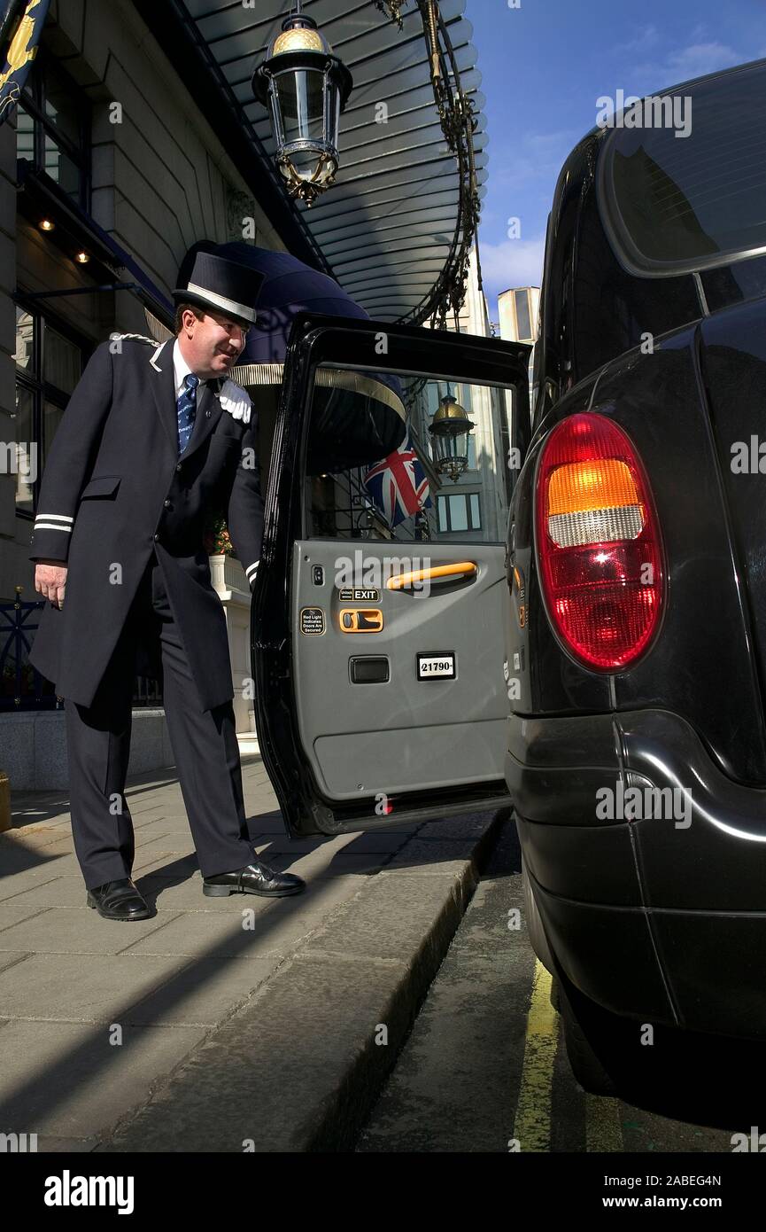 Der Portier im Ritz Hotel London, Großbritannien Stockfoto