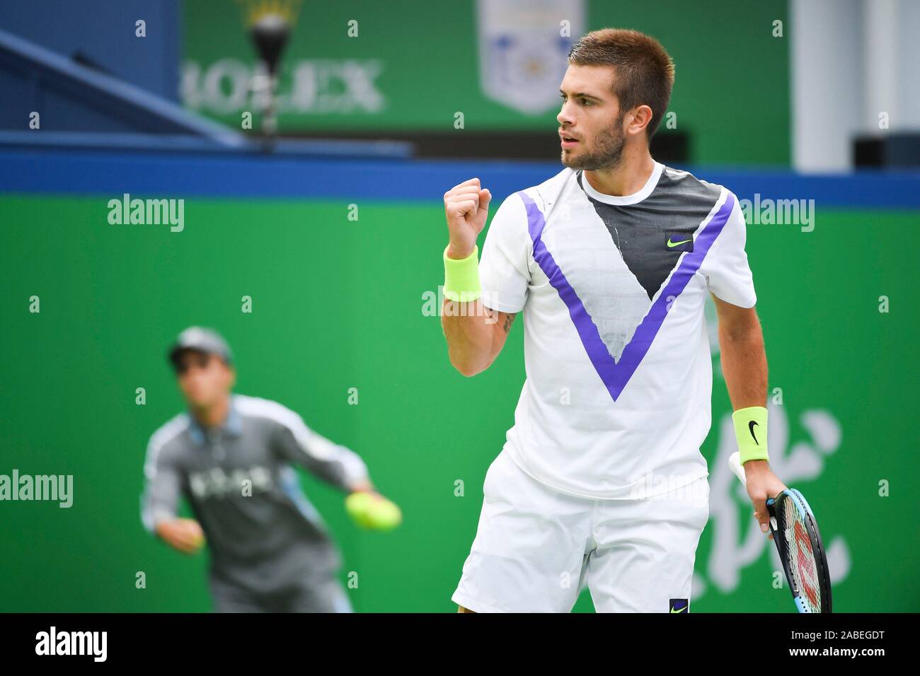 Kroatische Tennisspieler Borna Coric konkurriert gegen russische Tennisprofi Andrej Rublev während der ersten Runde von 2019 Rolex Stockfoto