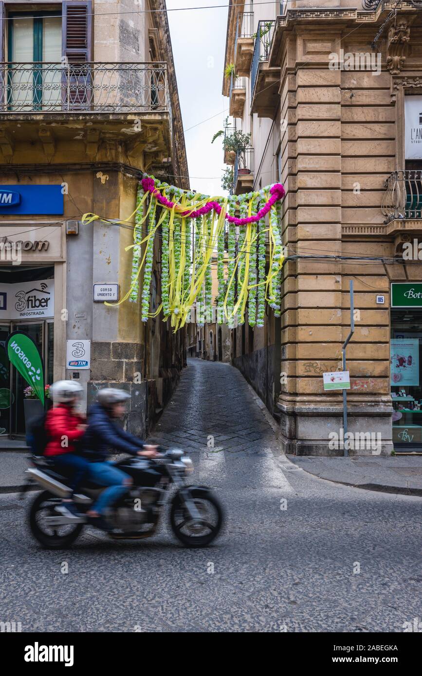 Dekorationen auf dem Corso Umberto I Straße in Acireale Küstenstadt und Gemeinde in der Metropole von Catania, Sizilien, Süditalien Stockfoto